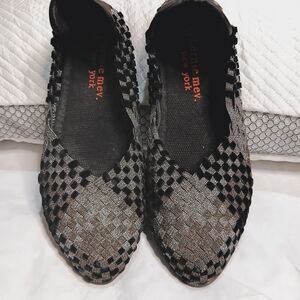 bernie mev ladies ballet flat shoes.  Woven black & silver. Sz 35. Great shape!
